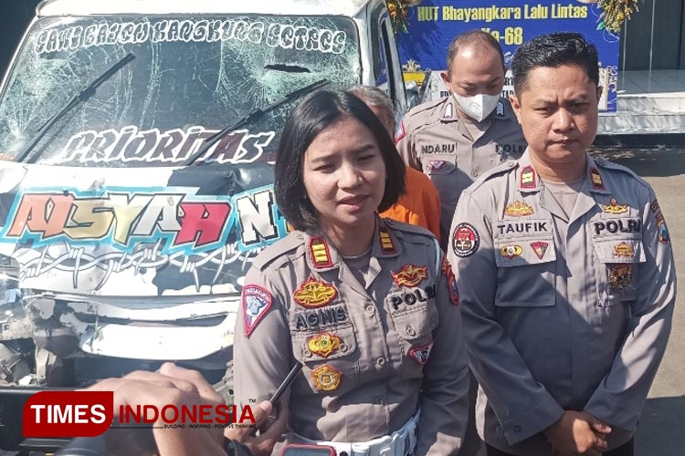 Kasatlantas Polres Malang AKP Agnis Juwita ketika menunjukkan mobil pikup yang menabrak peserta karnaval di Malang. (Foto : Binar Gumilang/TIMES Indonesia).