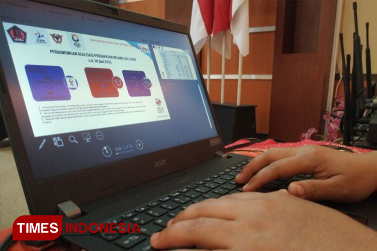 Ilustrasi petugas melihat data perkembangan kinerja APBN Kediri Raya (foto: Yobby/TIMES Indonesia) 