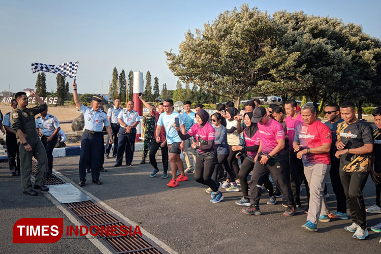 Danlanud Iswahjudi, Marsma TNI Wastum saat memulai start para pelari untuk mencoba berlari di lintasan pacu pesawat yang akan digunakan untuk kegiatan Iswahjudi Air Force Run 2023. (Foto: Aditya Candra/TIMES Indonesia)
