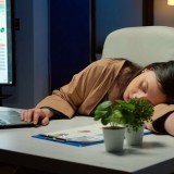 Bahaya Sleep Deprivation: Dampak dan Cara Mengatasi Kekurangan Tidur