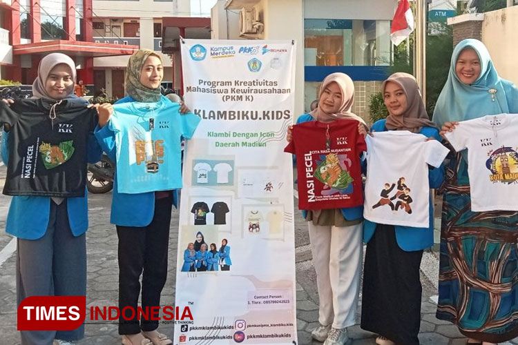 Tim PKMK UNIPMA Madiun pamerkan produk baju dengan ikon khas kebudayaan dan kesenian Kota Madiun. (Foto: Tim PKMK fot TIMES Indonesia)