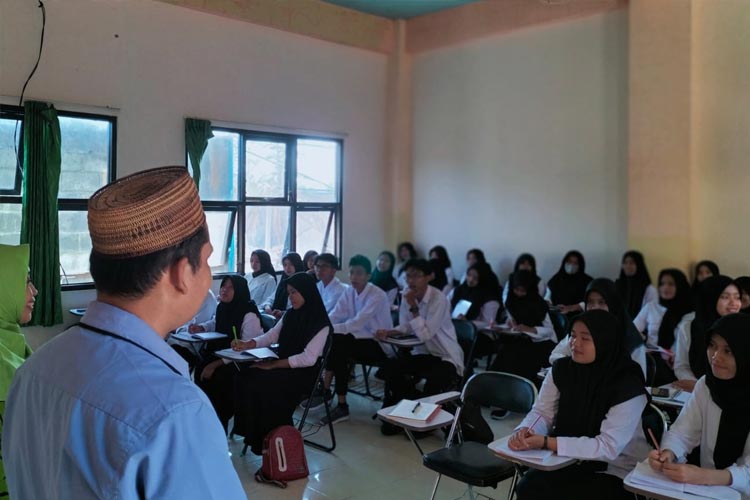 Mahasiswa STKIP PGRI Pacitan nampak antusias mengikuti kegiatan belajar mengajar semester baru di ruang kelas. (FOTO: Mukodi for TIMES Indonesia) 