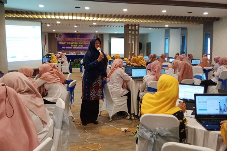 Dr. Rosyida Nurul Anwar, S.Pd.,M.Pd.I saat memberikan sosialisasi kepada kepala sekolah dan guru. (Foto: Humas UNIPMA for TIMES Indonesia)