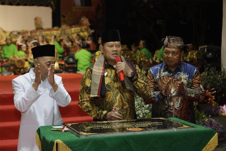 Panglima TNI Laksamana Yudo Margono bersama Pangdam V Brawijaya Mayjen TNI Farid Makruf saat menghadiri pertunjukkan Wayang Kulit di Pasuruan. (Foto : Pendam V Brawijaya for Times Indonesia) 