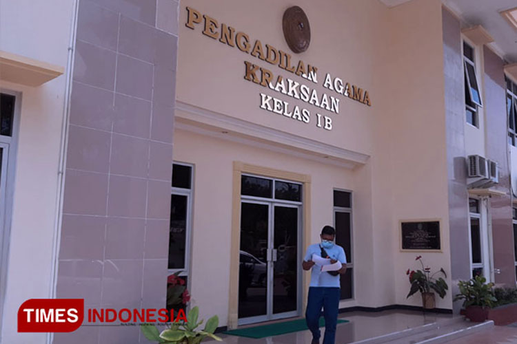 Seorang warga keluar dari gedung Pengadilan Agama Kraksaan, Kabupaten Probolinggo (Foto: Dokumen/TIMES Indonesia)