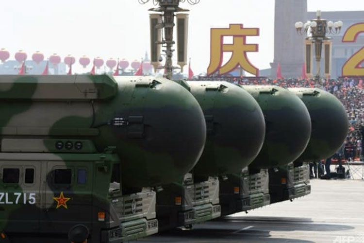 Rudal balistik antarbenua berkemampuan nuklir DF-41 Tiongkok dipamerkan dalam parade militer di Beijing untuk memperingati 70 tahun berdirinya Republik Rakyat Tiongkok (China). (FOTO: CNA)