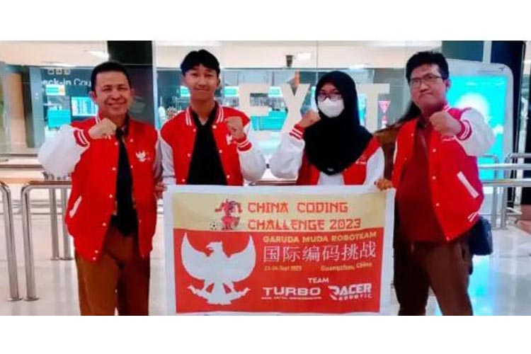 KH M. Fahri SAg MM Direktur Pesantren Entrepreneur Muhammadiyah (PEM) Gondanglegi (kiri) foto bersama dengan Nando dan Nadhira yang mengikuti lomba robotika di Guangzhou China. (foto: dok SMK Muhammadiyah 7 Gondanglegi)