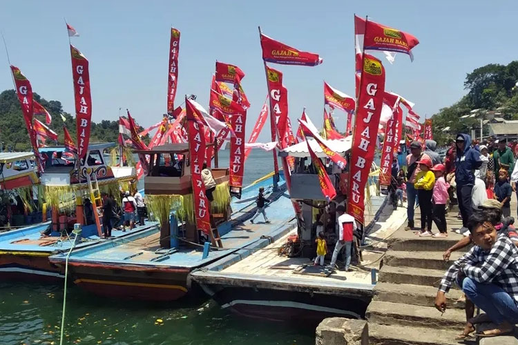 Suasana kemeriahan Petik Laut Sendang Biru. (Foto: Johan Elfan Nur)