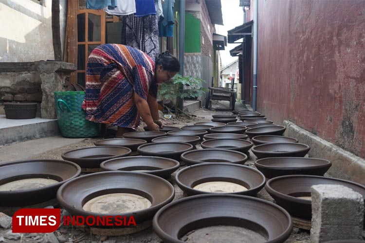 Karyawan Eni Suliati pada saat melakukan penjemuran cobek di kediamannya di Desa Mlaten, Puri, Kabupaten Mojokerto, Rabu (27/9/2023) (Foto: Theo/TIMES Indonesia)