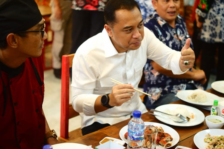Wali Kota Surabaya Eri Cahyadi menikmati hidangan Ayam Canton Soerabaja di Jalan Kedungdoro, Kamis (28/9/2023)(Dok.Ayam Canton Soerabaja)