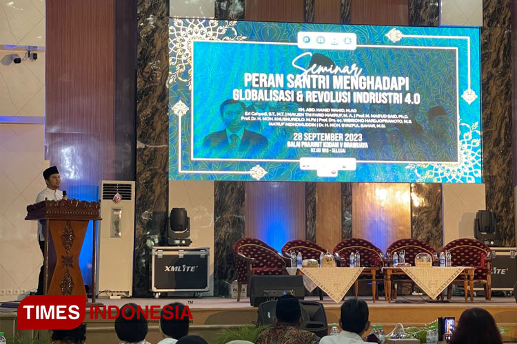 Wagub Jatim Emil Dardak saat mengisi seminarsantri menghadapi era globalisasi, Kamis (28/9/2023). (Foto: Lely Yuana/TIMES Indonesia)