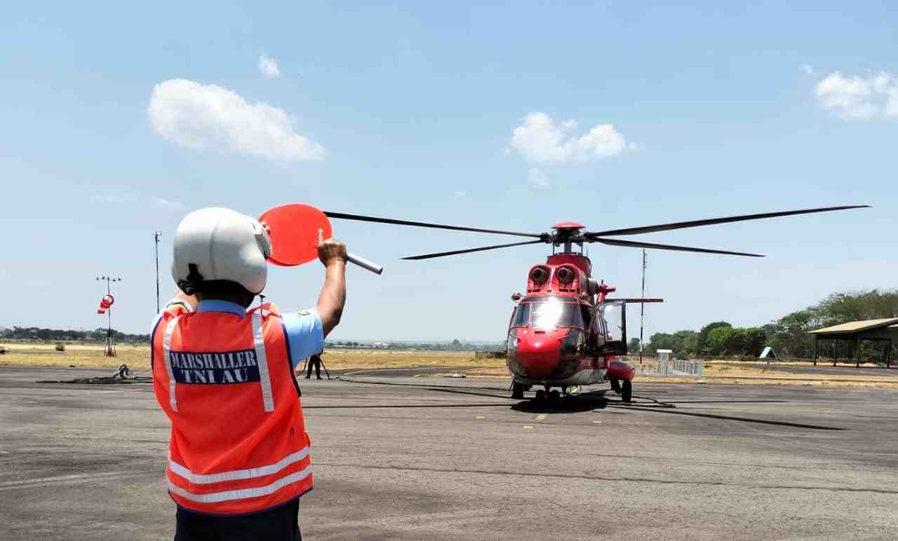 Helikopter Super Puma AS332C1/PK-DAN dalam operasi pemadaman api di TPA Putri Cempo