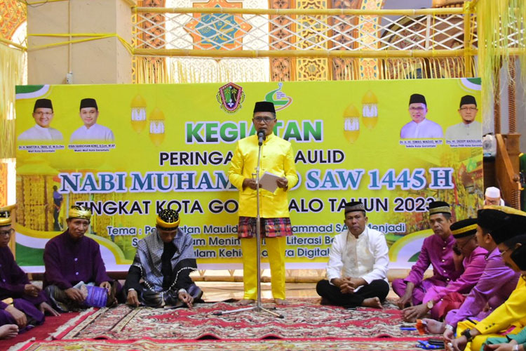 Sekretaris Daerah (Sekda) Kota Gorontalo, Ismail Madjid saat memberikan sambutan di kegiatan Maulid Nabi Muhammad SAW yang dipusatkan di Masjid Agung Baiturrahim. (Foto: Humas Pemkot Gorontalo)