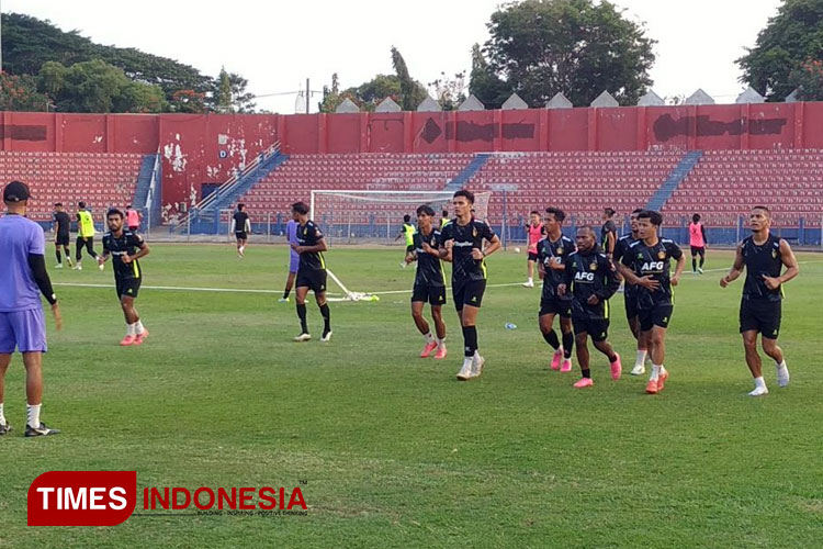 Para pemain Persik saat berlatih di Stadion Brawijaya Kota Kediri (Foto: Yobby/Times Indonesia)