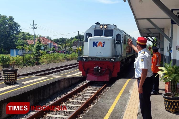 Salah satu kereta api melintas di Stasiun Bayeman, Probolinggo. (FOTO: Rizky Putra Dinasti/TIMES Indonesia)