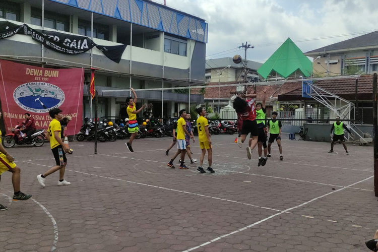 Tim Bola Voli ITNY ketika mengikuti Kompetisi yang diselenggarakan oleh Kampus IST AKPRIND Yogyakarta. (FOTO: Humas ITNY)