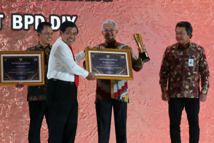 Direktur IT & Digital Bank Jatim Zulhelfi Abidin saat menerima penghargaan BUMD Award 2023 untuk Bank Jatim dari Sekretaris Jenderal Kementerian Dalam Negeri RI Suhajar Diantoro di Jakarta, Jumat (29/9/2023).(Dok.Humas Bank Jatim)