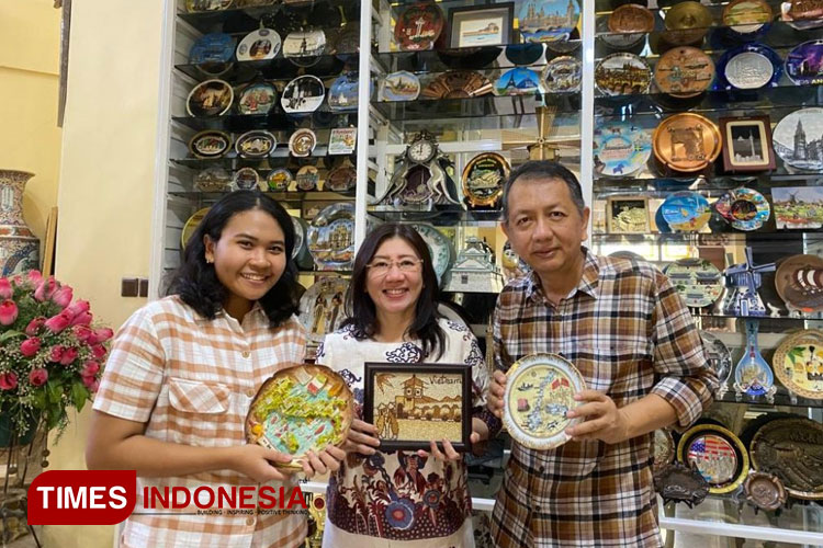 Dosen Ubaya, Liliana Inggrit Wijaya (tengah) beserta suami (kanan) mengoleksi piring dari banyak negara. (FOTO: AJP TIMES Indonesia)