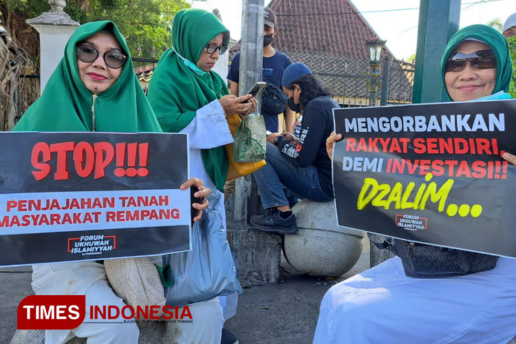 Ratusan orang yang tergabung dalam Forum Ukhuwah Islamiyah DIY telah menggelar aksi demonstrasi menolak penggusuran paksa warga Pulau Rempang. (FOTO: Olivia Rianjani/TIMES Indonesia)