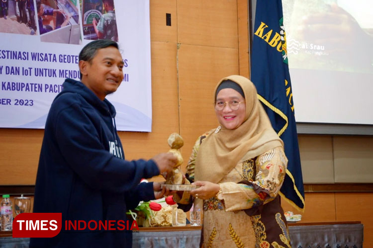 Kolaborasi Unair dan Pemkab Pacitan ditandai dengan penyerahan cindera mata dari Prof. Dr. Retna Apsari kepada Bupati Indrata Nur Bayuaji. (FOTO: Yusuf Arifai/TIMES Indonesia)