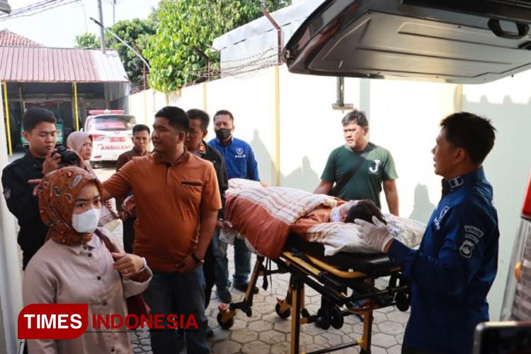 Korban perundungan, FF (13) didampingi keluarga dan petugas Polresta Cilacap tiba di RS Margono Soekarjo Purwokerto. (FOTO: Wegi Nur for TIMES Indonesia)