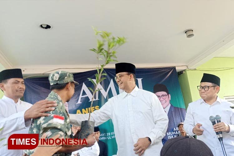 Anies Baswedan saat menyerahkan bibit pohon ‘Sawo Kecik’ ke pendukung di Pondok Pesantren Mambaul Ma’arif Denanyar Jombang, Jum’at (29/9/2023). (FOTO: Rohmadi/TIMES Indonesia)