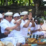 Hadiri Upacara Pujawali di Tabanan, Begini Kesan Penjabat Gubernur Bali