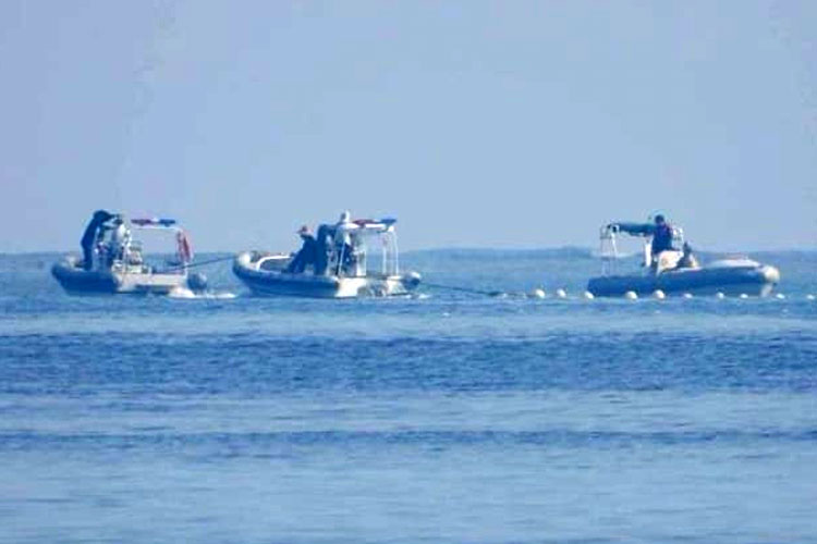 Perahu Penjaga Pantai China di dekat penghalang terapung pada 20 September 2023 lalu, dekat Scarborough Shoal di Laut Cina Selatan.(FOTO: CNA)
