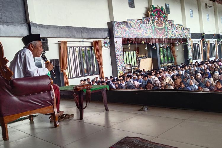 Suasana peringatan kelahiran Nabi besar Muhammad SAW yang diselenggarakan oleh SMAN 1 Sumberpucung Kabupaten Malang, Jumat (29/9/2023). (FOTO: dok SMAN 1 Sumberpucung)