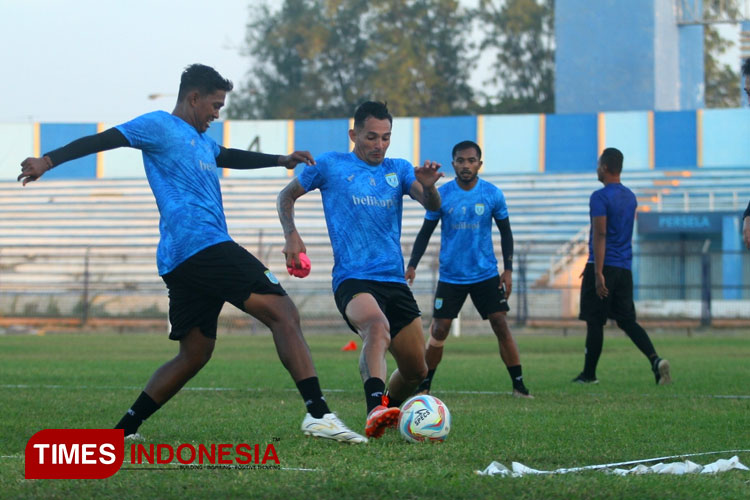 Silvio Escobar (pegang rompi merah muda) dalam sesi latihan Persela Lamongan di Stadion Surajaya. (FOTO: MFA Rohmatillah/ TIMES Indonesia)