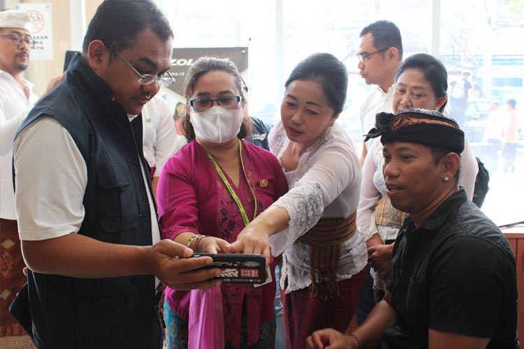 Deputi Manajer Sumber Daya Manusia (SDM) Teknologi Informasi (TI) Kementerian BUMN RI, Tedi Bharata saat melakukan monev di Kota Denpasar. (Foto: Humas Pemkot Denpasar) 