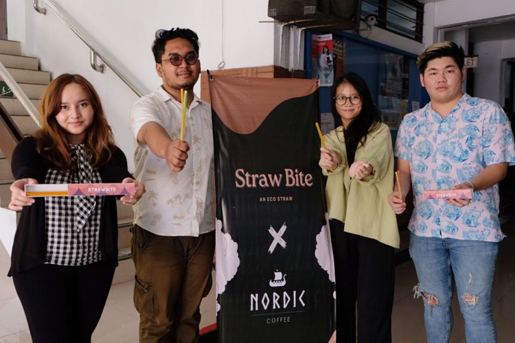 Tim StrawBite membuat sedotan dari tepung yang dipamerkan di UNNO Fest 2023. (FOTO: AJP TIMES Indonesia)