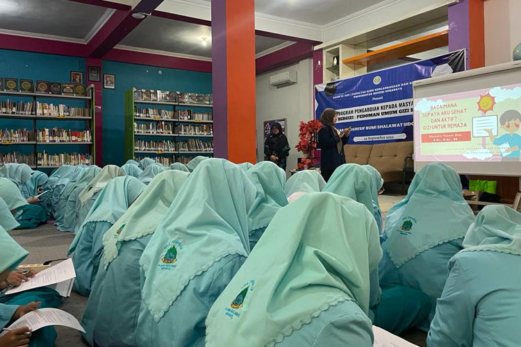 Tim S1 Gizi Unesa Surabaya dalam program Sosialisasi Aksi Bergizi Pedoman Umum Gizi Seimbang dan Isi Piringku di SMA Progresif Bumi Shalawat, Sidoarjo, Jumat (29/9/2023). (Foto: Dok. Unesa Surabaya)