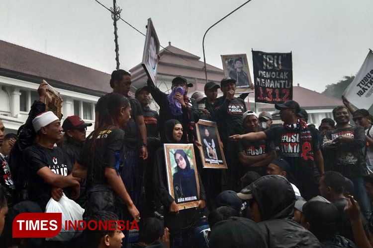 Aksi keprihatinan korban trageri Kanjuruhan di depan Balai Kota Malang. (Foto: Slamet Mulyono/TIMES Indonesia).