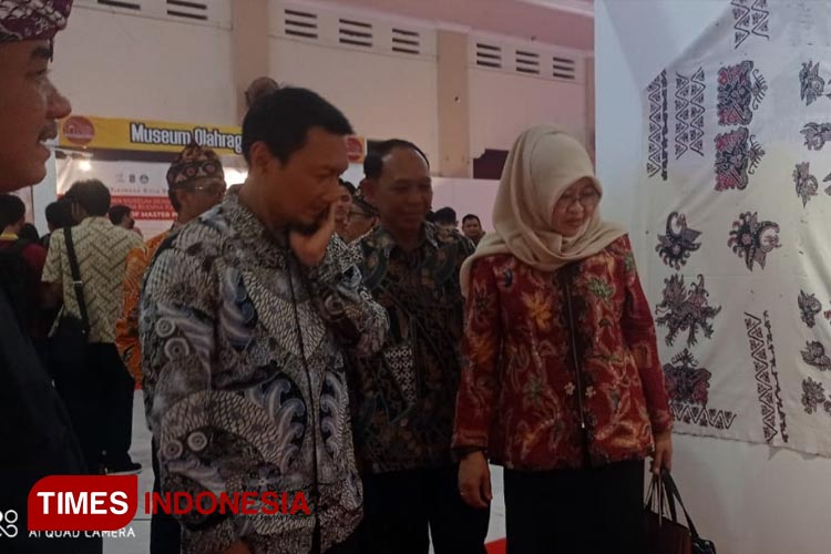 M Emawan Putra, kepala Disparbudpora Kabupaten Tuban singgah di stan pameran koleksi museum Sunan Drajat Lamongan, Sabtu (30/9/2023). (FOTO: Disparbud Lamongan for TIMES Indonesia)