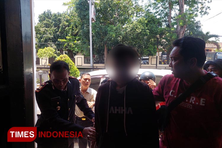 Nur pada saat ditangkap petugas Satreskrim Polres Probolinggo Kota. (Foto: Rizky Putra Dinasti/TIMES Indonesia)