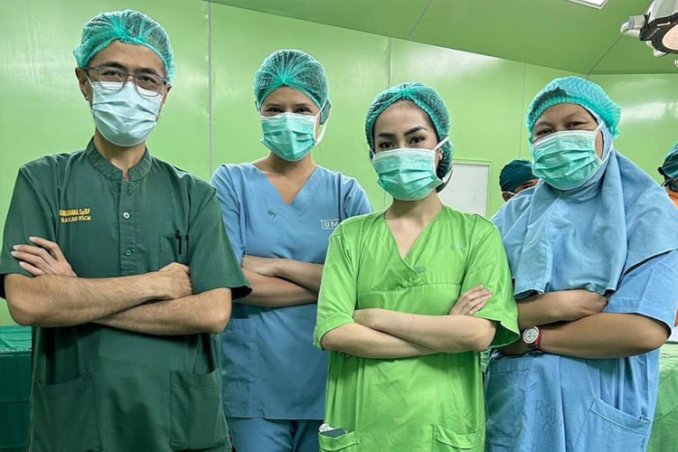 (Ki-ka) Dr. dr. Aditya Wardhana SpBE-RE, dr. Rininta Christabella, dr. Shella Hardianto dan pengurus Lets Share Indonesia saat bakti sosial operasi bibir sumbing di Rumah Sakit Islam Jakarta Cempaka Putih. (FOTO: ist) 