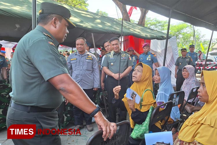 Pangdam V Brawijaya Mayjen TNI Farid Makruf dalam acara pemeriksaan kesehatan gratis yang digelar TNI di Bangkalan, Madura, Jawa Timur, Sabtu (30/9/2023). (Foto: Sarifah Latowa/TIMES Indonesia) 