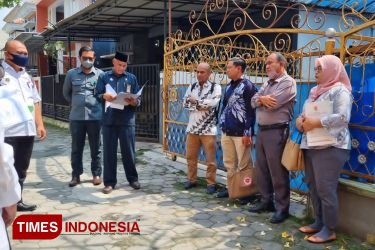 Suasana panitera Pengadilan Negeri Yogyakarta ketika akan melakukan eksekusi terhadap rumah di Rejowinangun Kotagede, Kota Yogyakarta. (FOTO: Fajar Rianto/TIMES Indonesia)