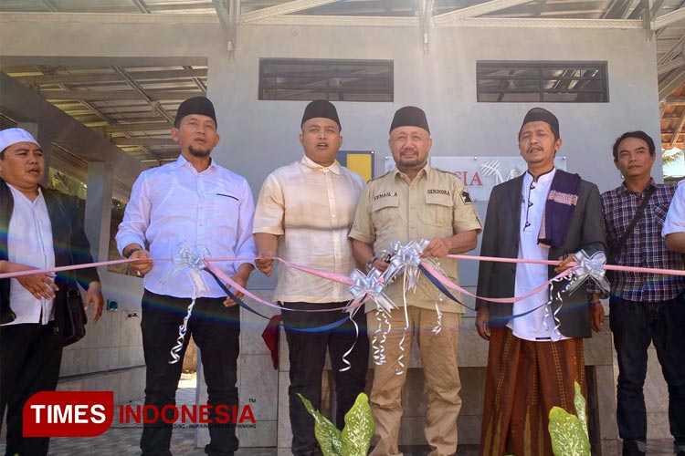 Anggota Komisi V DPR RI, Ir Sumail Abdullah, saat melakukan serah terima dan peresmian program sanitasi LKP di Ponpes Darul Qur’an, Desa Gladag, Rogojampi, Banyuwangi. (FOTO: Fazar Dimas/TIMES Indonesia)