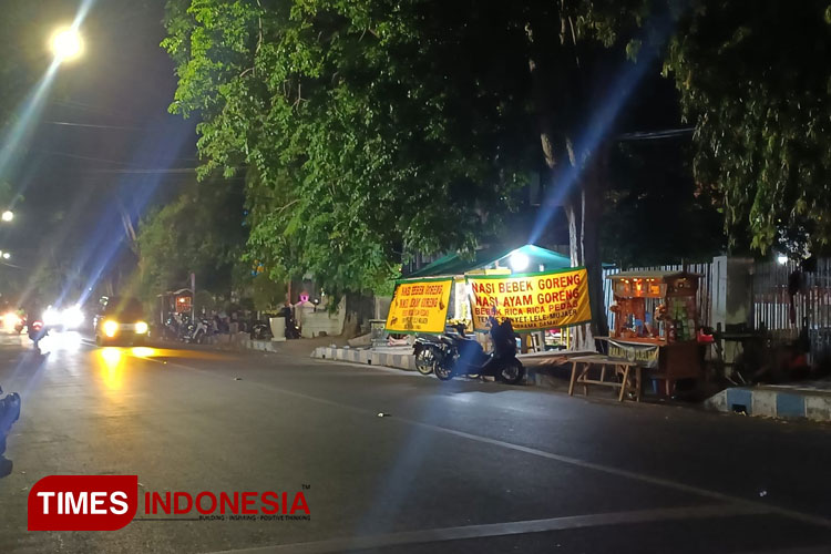Sejumlah PKL dan angkringan yang ada di Jl Suroyo. (Foto: Rizky Putra Dinasti/TIMES Indonesia) 