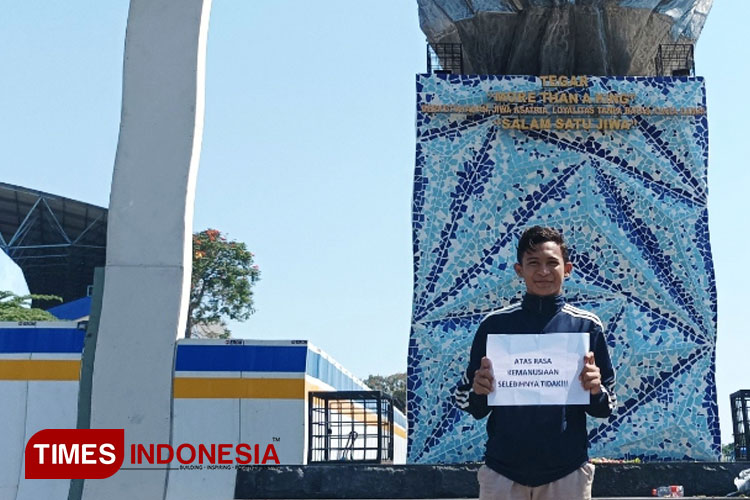 Satu Tahun Tragedi Kanjuruhan, Arek Malang Dan Suporter Tabur Bunga Di ...