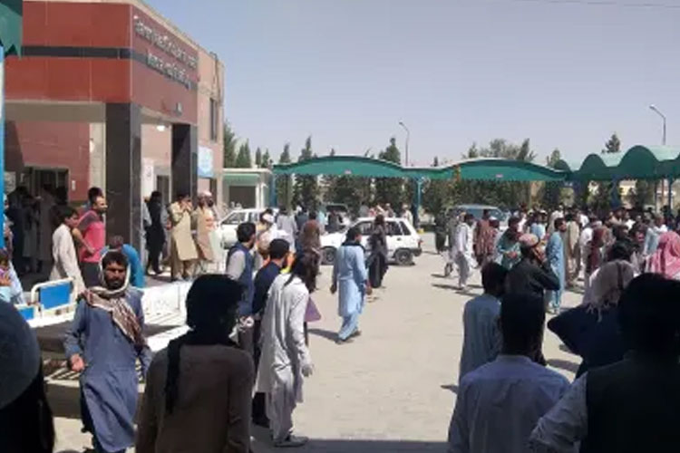 Orang-orang berkumpul di luar Rumah Sakit Memorial Shaheed Nawab Ghous Bakhsh Raisani , Mastung. (FOTO: Reuters)