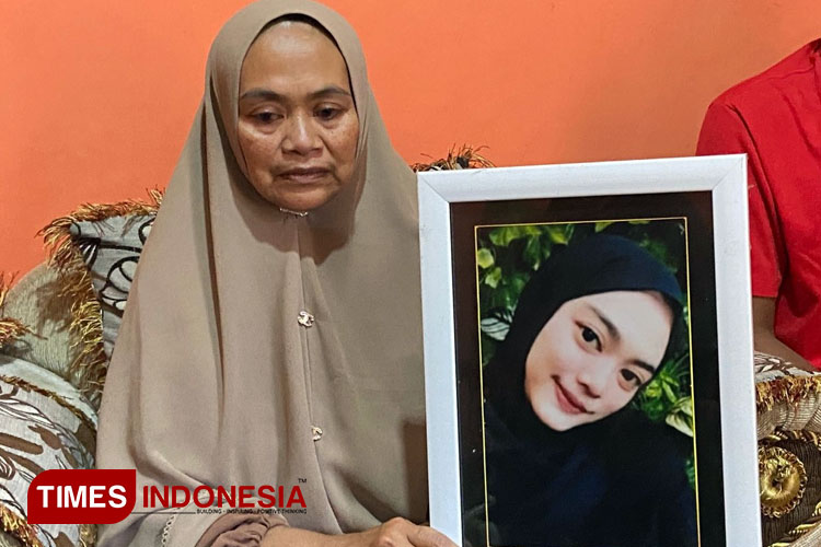 Ibu korban Tragedi Stadion Kanjuruhan memegang foto putrinya yang meninggal dalam peristiwa tekelam dalam sejarah sepakbola Indonesia. (Foto: Tria Adha/TIMES Indonesia)