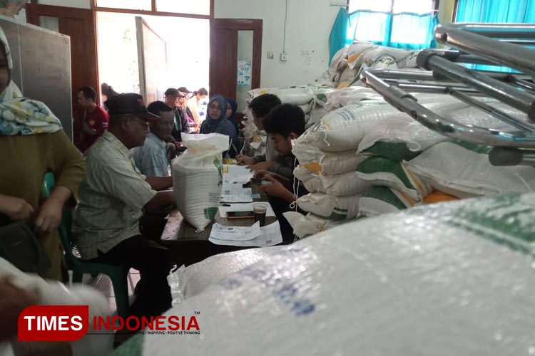 Sejumlah petugas penyalur beras bantuan sosial memeriksa beberapa peryaratan KPM di Aula Kelurahan Kahuripan, Tawang, Kota Tasikmalaya, Sabtu (30/9/2023) (FOTO: Harniwan Obech/TIMES Indonesia)