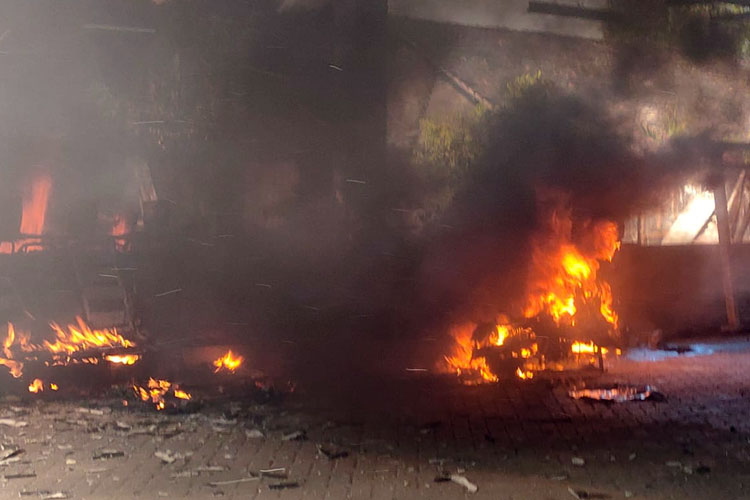 Kondisi pasca kebakaran, tampak beberapa bangkai kendaraan tinggal kerangka usai terbakar. (Foto: Humas Polres Bantul)