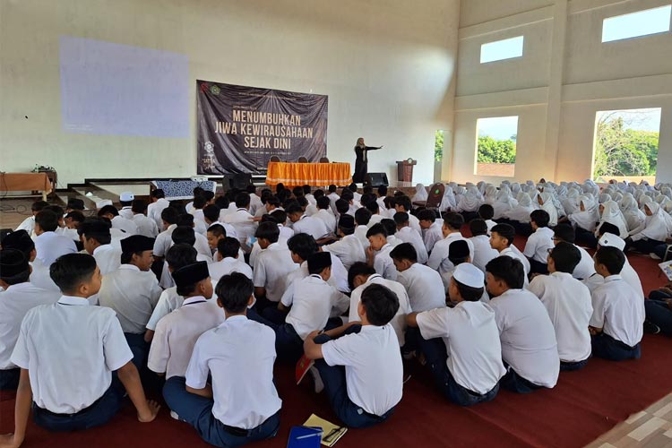 Suasana workshop wirausaha yang diselenggarakan PK-214 bersama para pelajar MTSN Kota Batu. (FOTO: PK-214 for TIMES Indonesia)