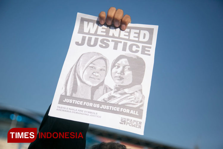 Satu Tahun Tragedi Kanjuruhan, Devi Athok Pingsan Saat Duduk di Tempat Istri dan Anaknya Meninggal