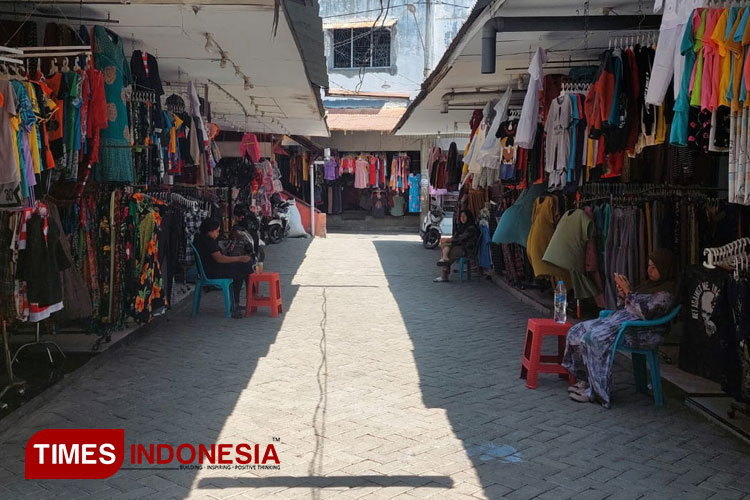 Kondisi Pasar Gotong Royong yang lenggang akibat sepi pembeli. (Foto: Rizky Putra Dinasti/TIMES Indonesia)