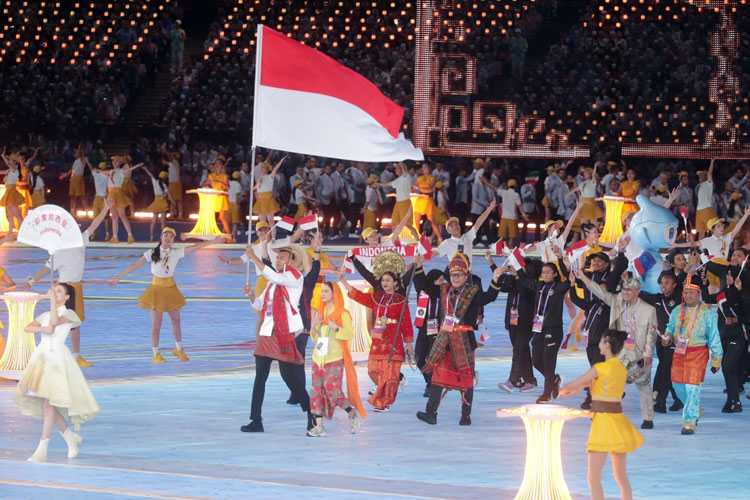 Keberagaman budaya Indonesia disajikan kontingen Indonesia pada acara opening ceremony Asian Games 2022 Hangzhou di National Stadium Hangzhou, Kota Hangzhou, China, Sabtu (23/9) malam.(foto:raiky/kemenpora.go.id)